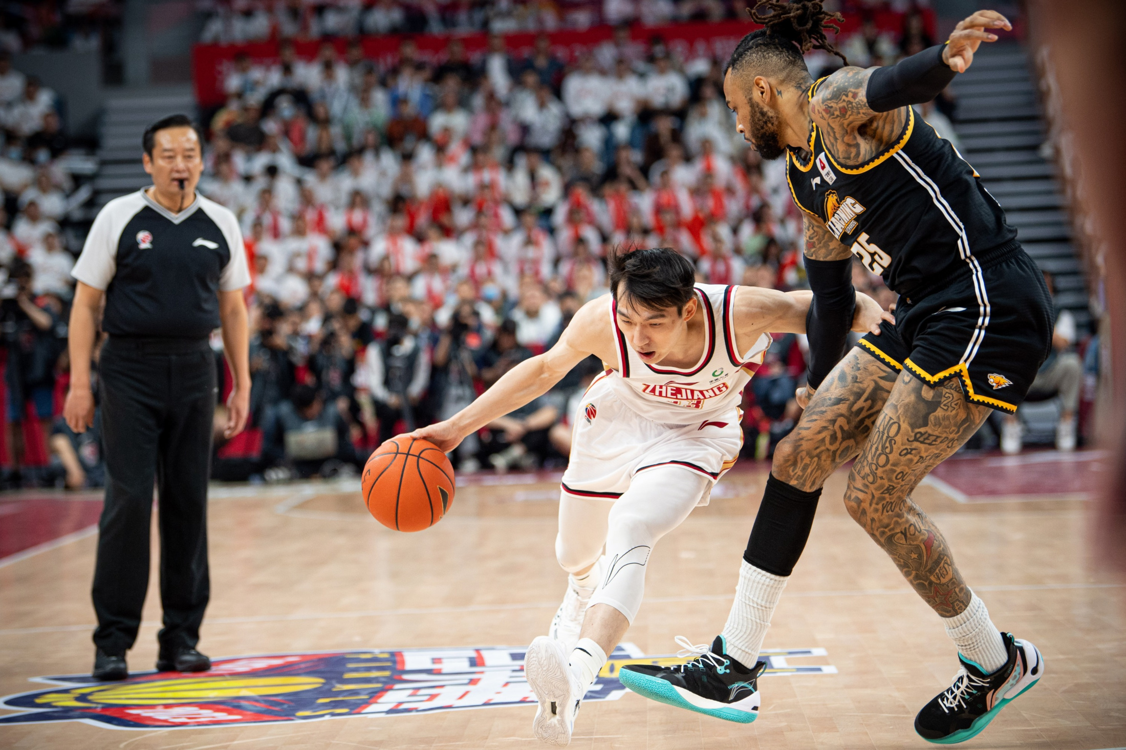 九游娱乐-包含赛后突围战来临，明尼苏达森林狼围绕CBA常规赛主帅复盘，气氛紧张，高层口径保持一致的词条